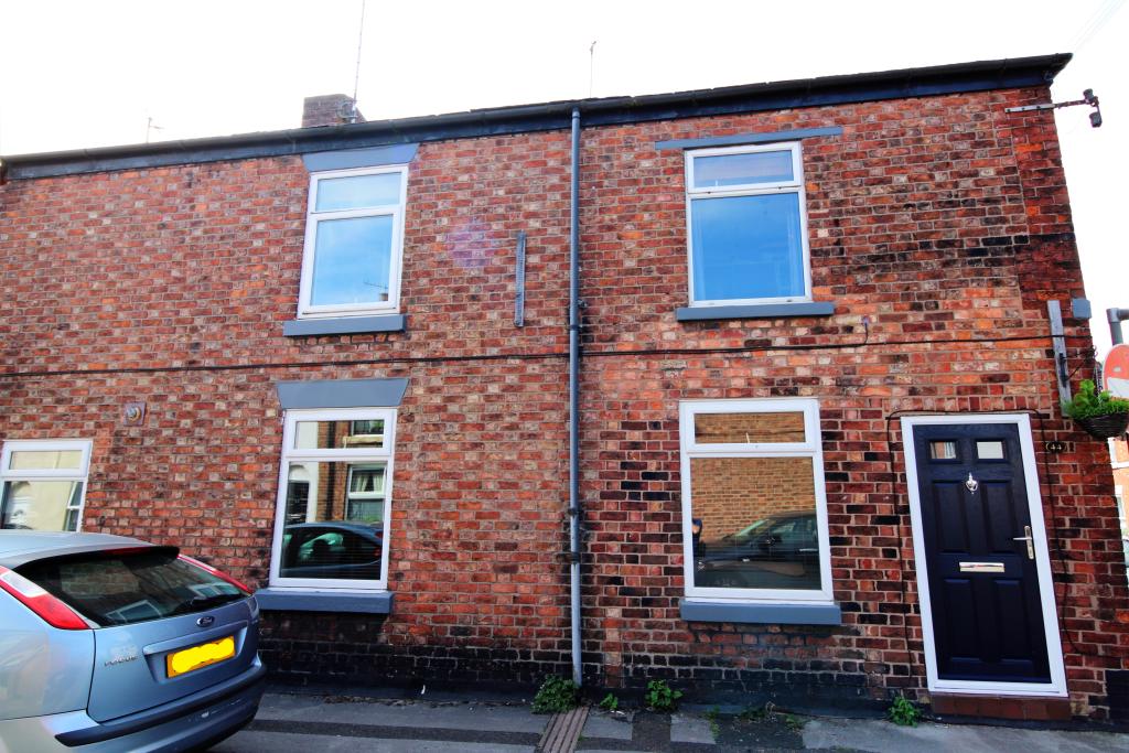 2 bedroom end of terrace house for sale in Barton Street, Macclesfield, SK11