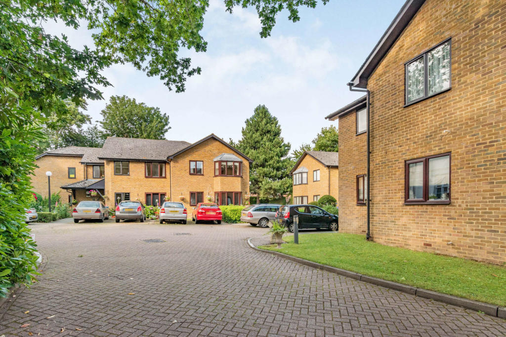 2 bedroom flat for sale in Sylvan Hill, London, SE19