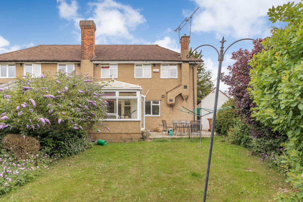 3 bedroom semidetached house for sale in Bucknalls Lane, Watford, WD25