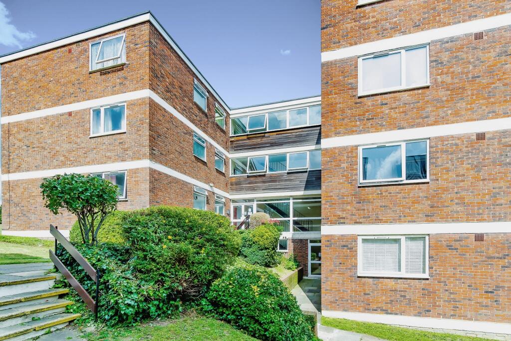 2 bedroom flat for sale in South Norwood Hill, London, SE25