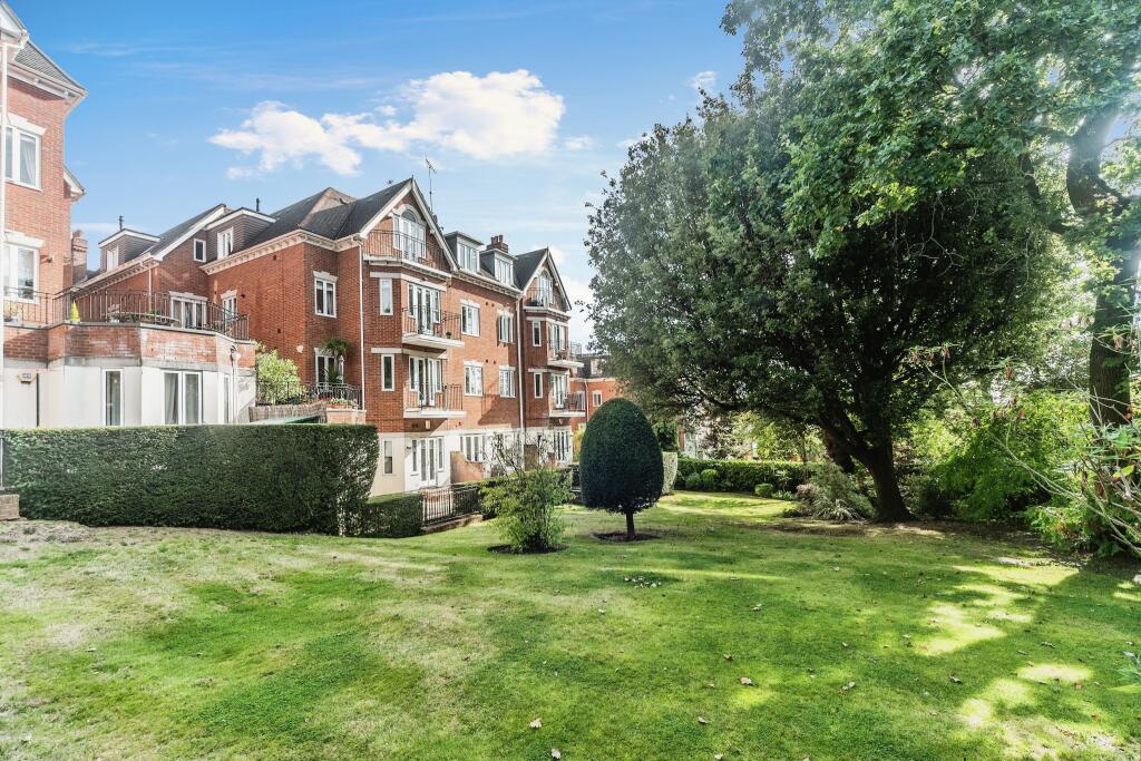 2 bedroom flat for sale in Wimbledon Hill Road, London, SW19