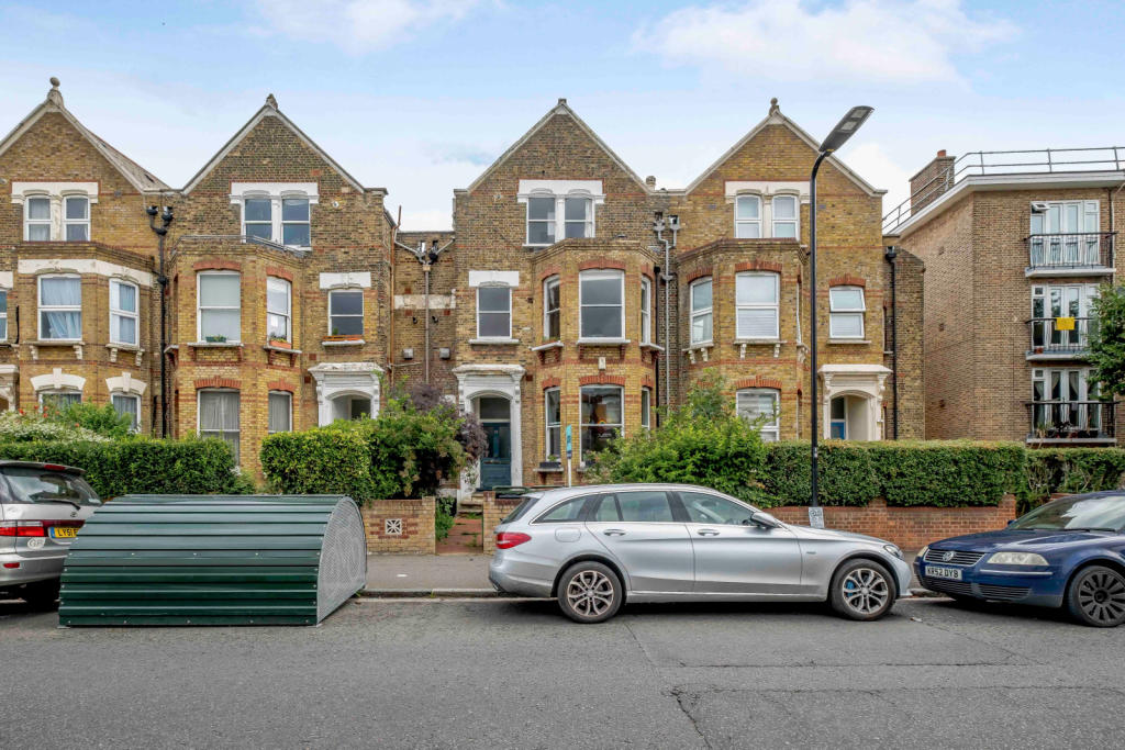2 bedroom flat for sale in Bethune Road, London, N16