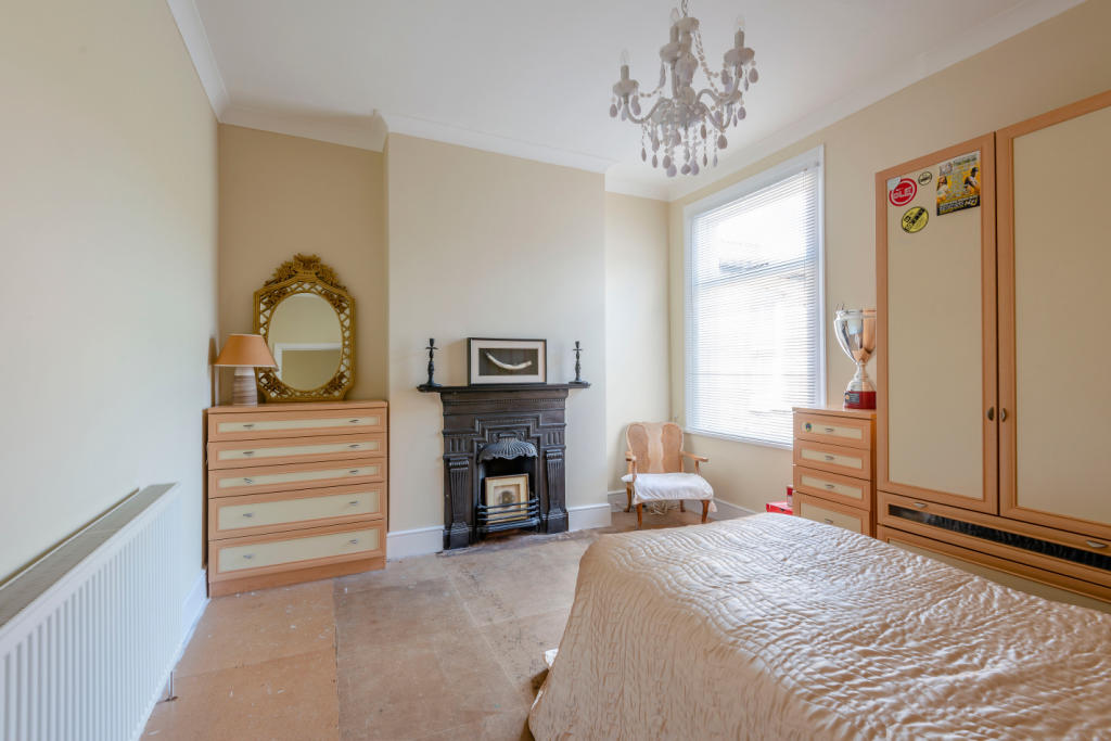 4 bedroom terraced house for sale in Colney Hatch Lane, London, N10