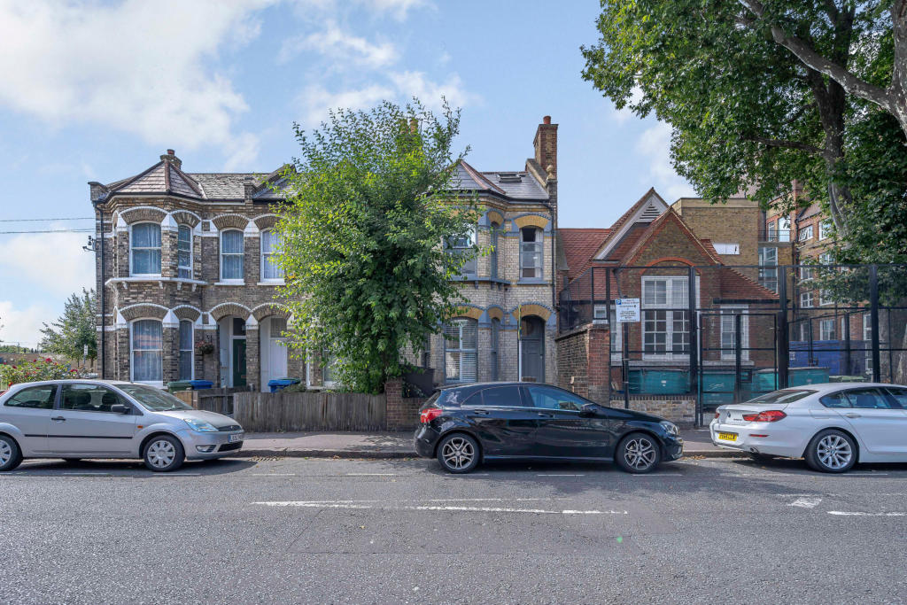 5 bedroom semidetached house for sale in Cobourg Road, London, SE5
