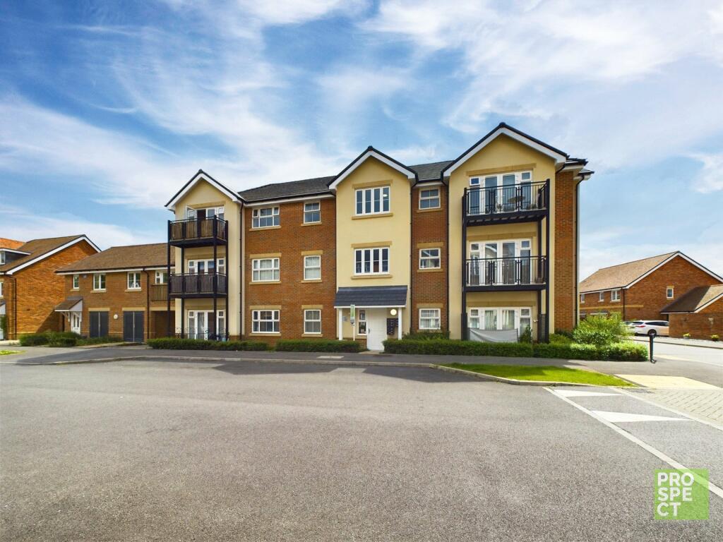 2 bedroom apartment for sale in Hurst Avenue, Blackwater, Camberley