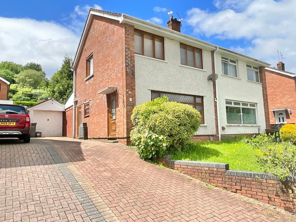 3 bedroom semidetached house for sale in Thornhill Close, Upper
