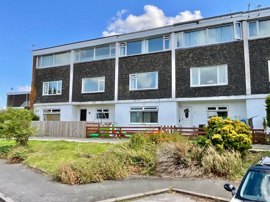 2 bedroom maisonette