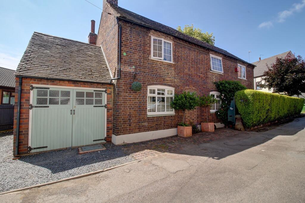 3 bedroom detached house for sale in Alders Lane, Nuneaton, CV10