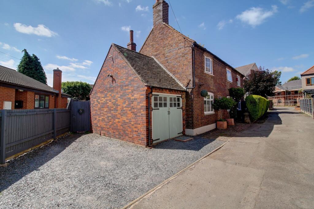 3 bedroom detached house for sale in Alders Lane, Nuneaton, CV10