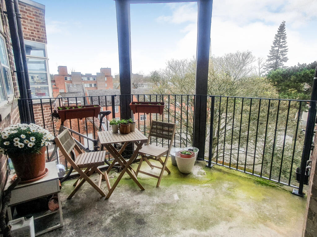 2 bedroom flat for sale in Hagley Road, Birmingham, B16