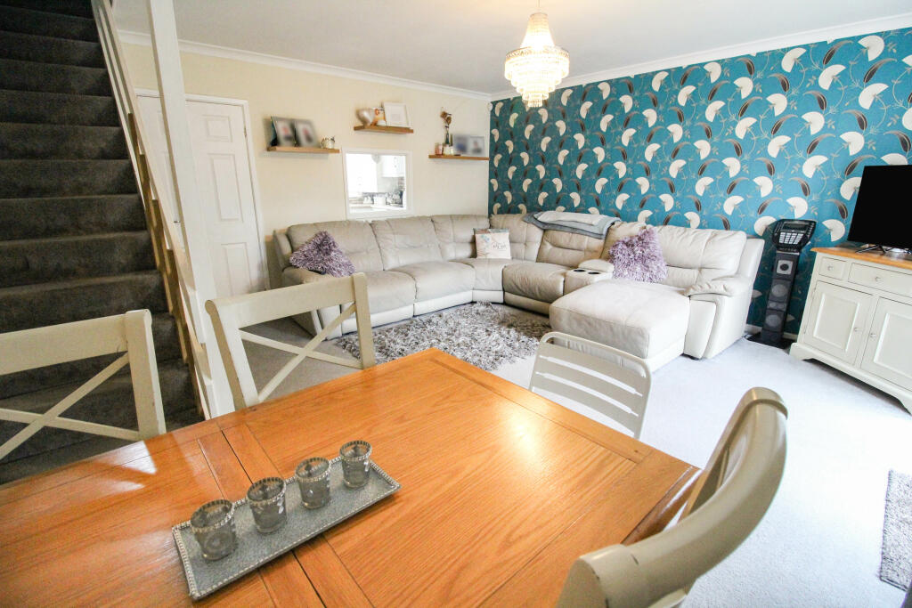 3 bedroom terraced house for sale in Willow Close, Bromsgrove, B61