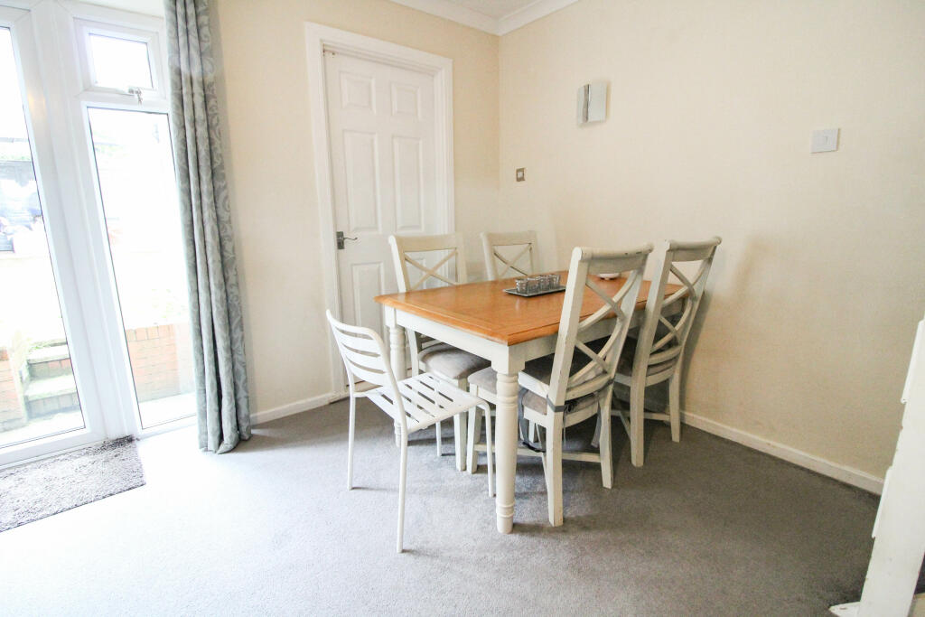 3 bedroom terraced house for sale in Willow Close, Bromsgrove, B61