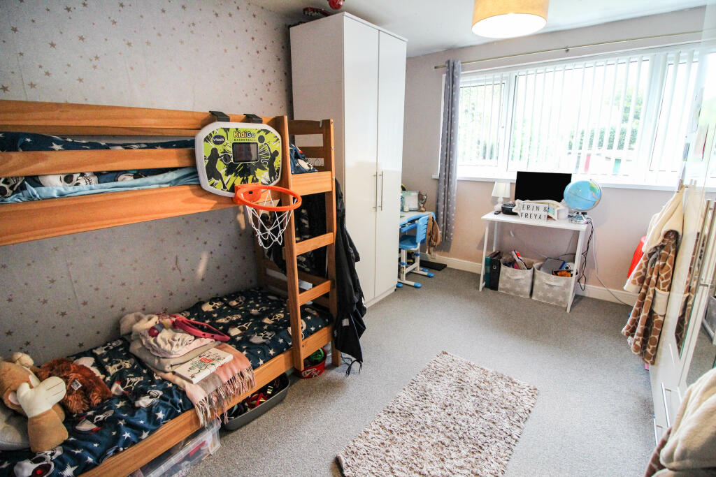 3 bedroom terraced house for sale in Willow Close, Bromsgrove, B61