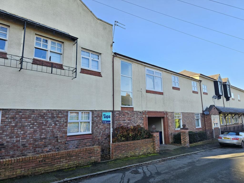 2 bedroom apartment for sale in Grove Avenue, Lymm, WA13