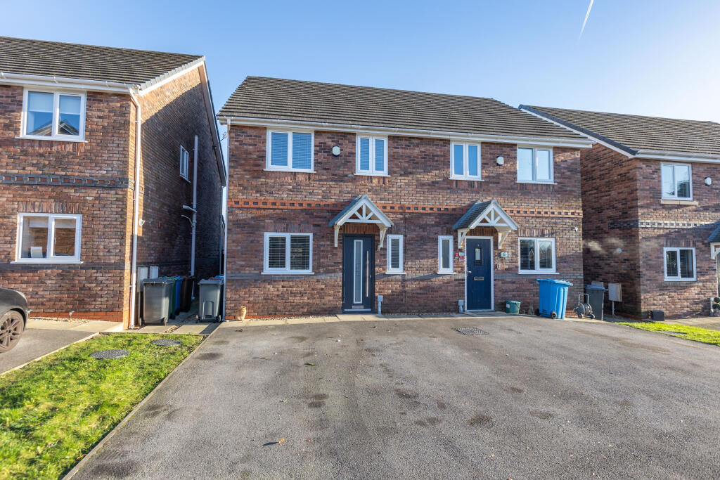 3 bedroom semidetached house for sale in Old Manor Farm Close, Oldham, OL4