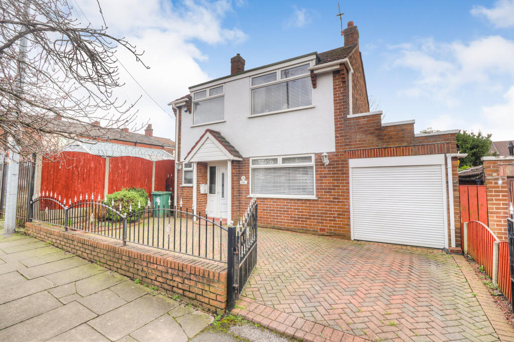 3 bedroom detached house for sale in Stockport Road, Denton, M34