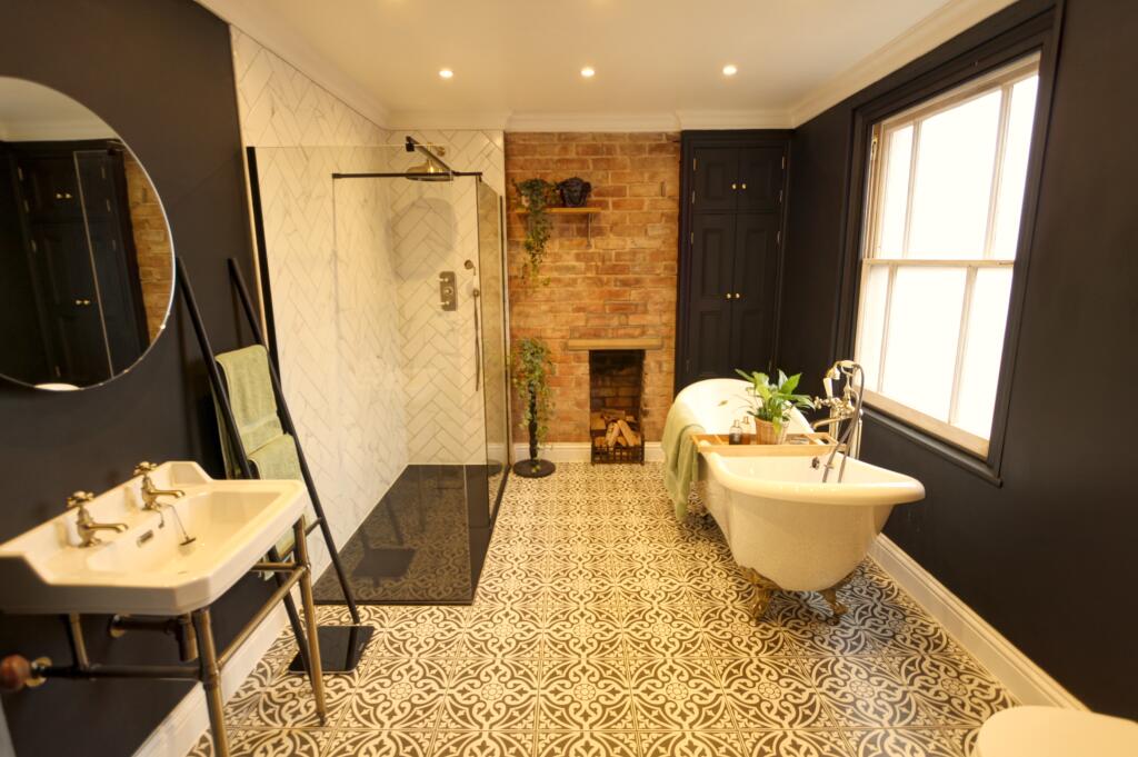 4 bedroom terraced house for sale in Wood Green Road, Wednesbury, WS10