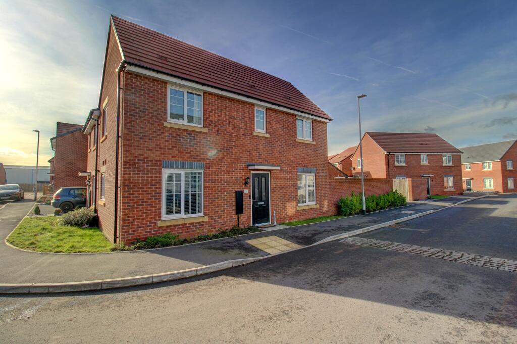 3 bedroom semidetached house for sale in Hayward Drive, Burntwood, WS7