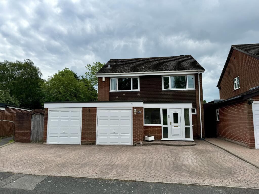 4 bedroom detached house for sale in Coppice Close, Cheswick Green