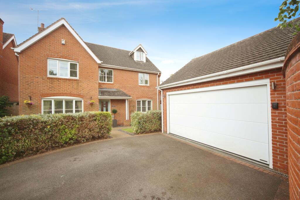 5 bedroom detached house for sale in Lambourne Close, Alcester, B50