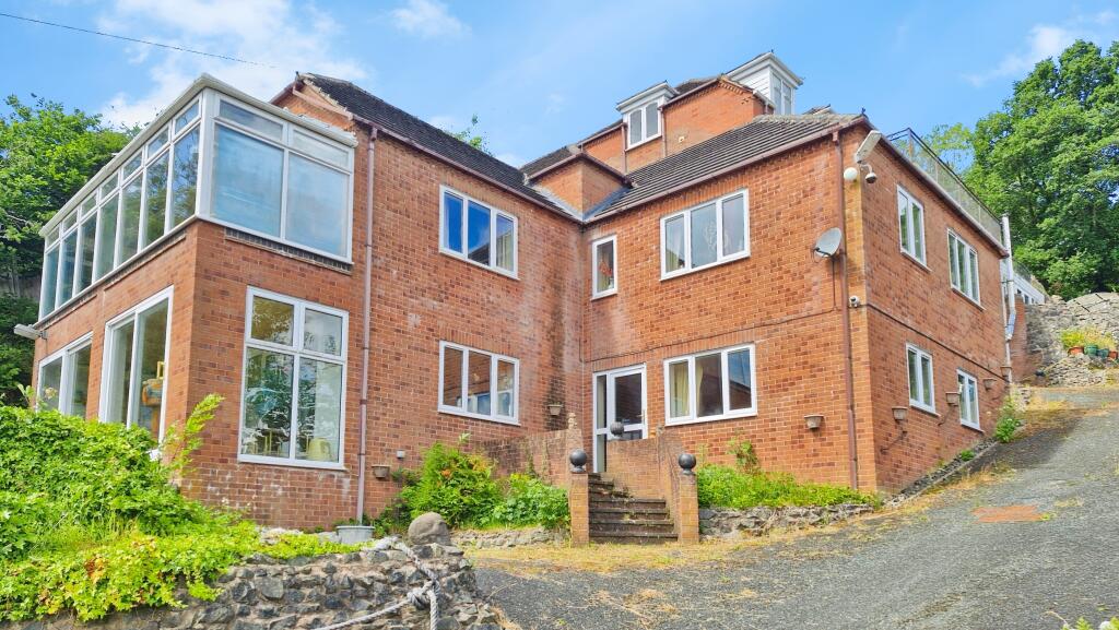 8 bedroom detached house