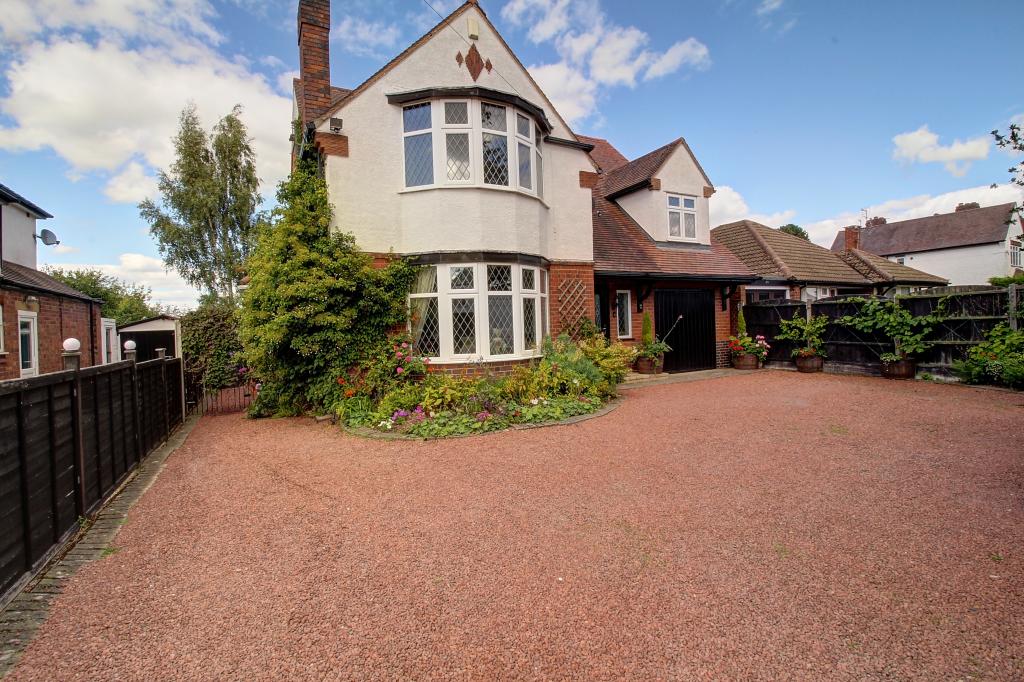 4 bedroom detached house for sale in Lutterworth Road, Nuneaton, CV11