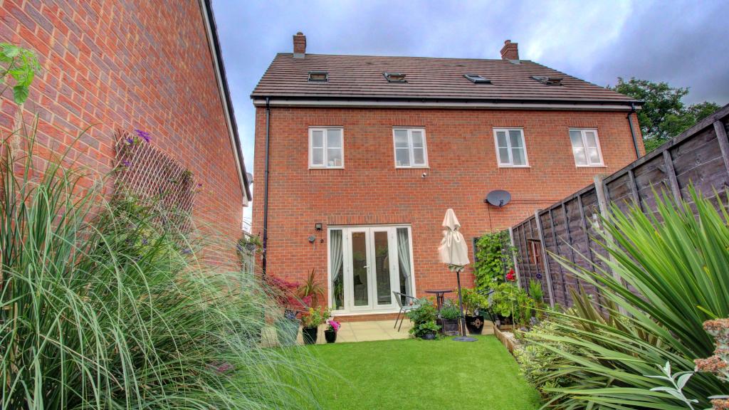 4 Bedroom Semi-detached House For Sale In Moat House Lane, Marston ...