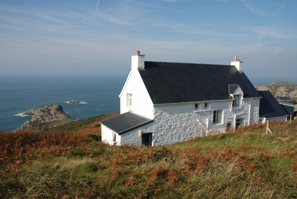 Main image of property: YHA PWLL DERI (TREFASSOR)- 24 BED COASTAL COTTAGE HOSTEL WITH OUTSTANDING SEA VIEWS