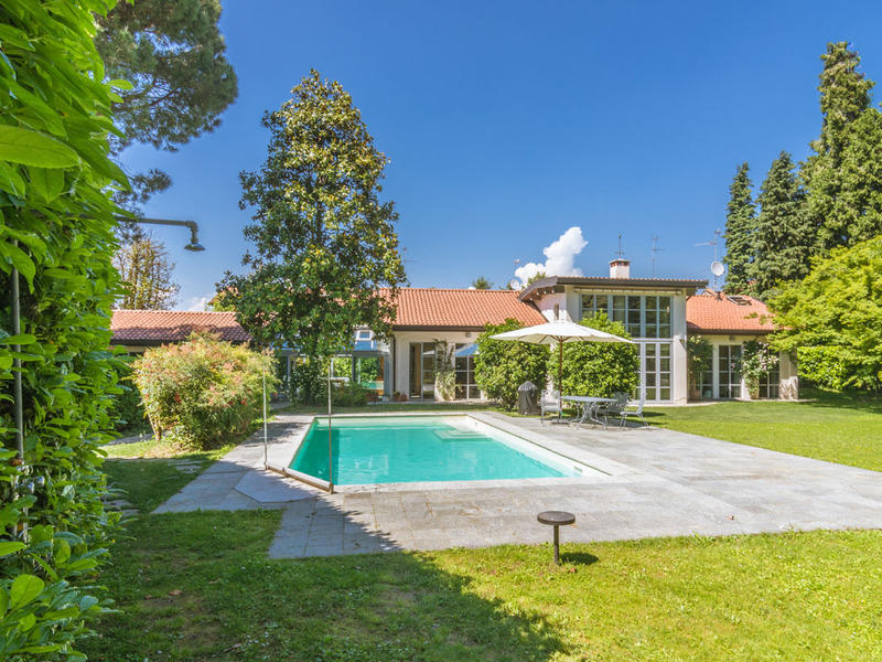 5 bedroom villa for sale in Lago di Como, Fino Mornasco,, Italy