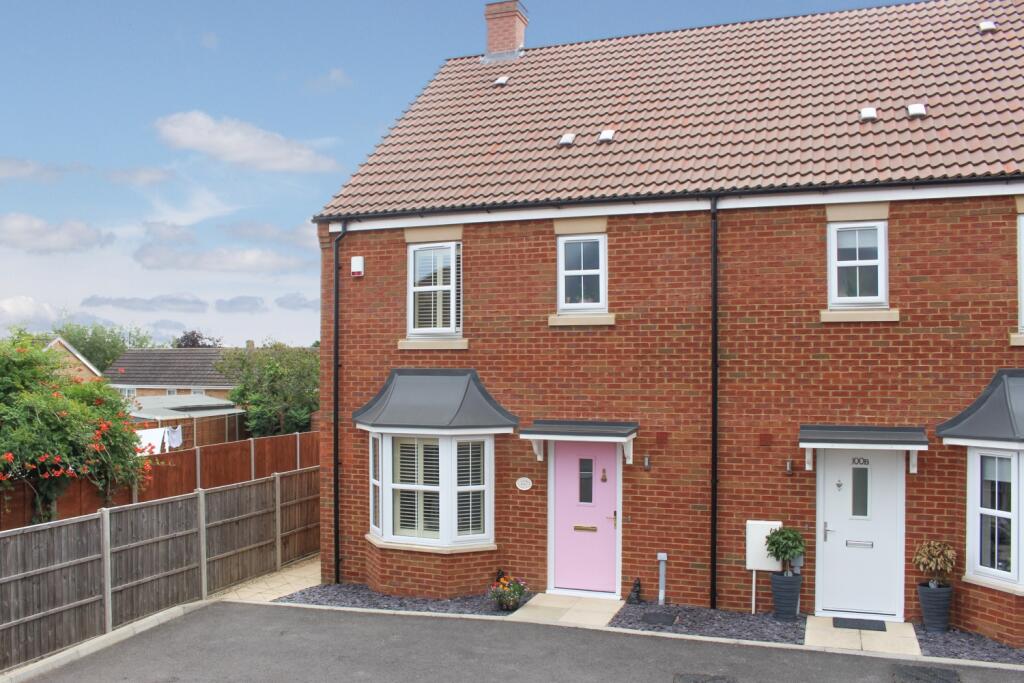 3 bedroom end of terrace house for sale in Vandyke Road, Leighton