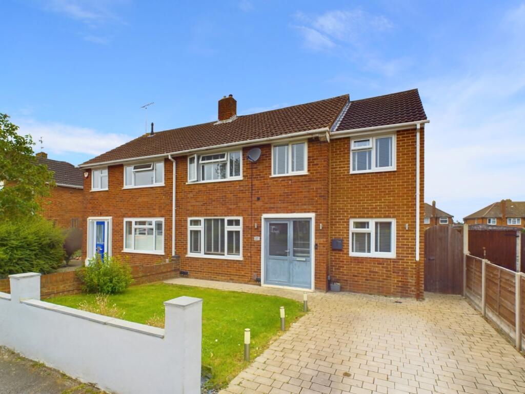 4 bedroom semidetached house for sale in Russell Way, Leighton Buzzard