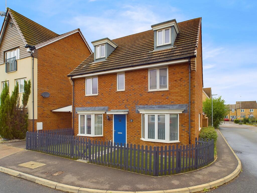 5 bedroom detached house for sale in Fieldfare, Leighton Buzzard, LU7