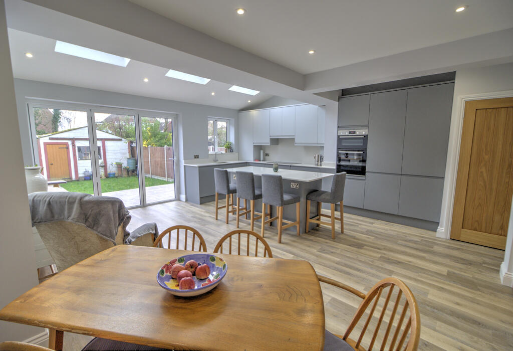 3 bedroom end of terrace house for sale in Fernside Ave, Hanworth, Hanworth, TW13