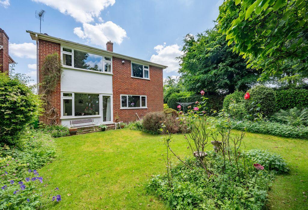 4 bedroom detached house for sale in Bunting Close, Horsham, West