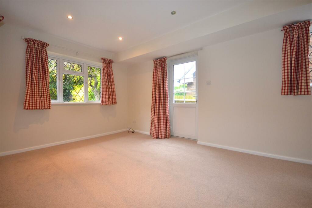 Additional property image - Pie Corner, Flamstead