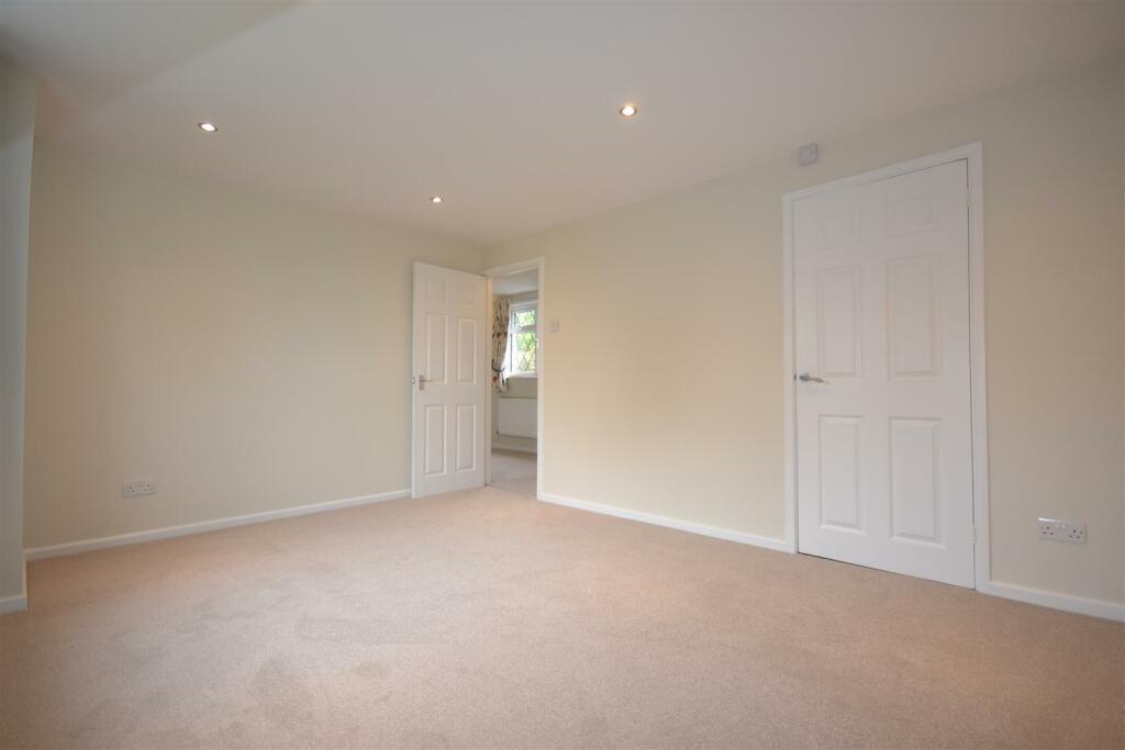 Additional property image - Pie Corner, Flamstead