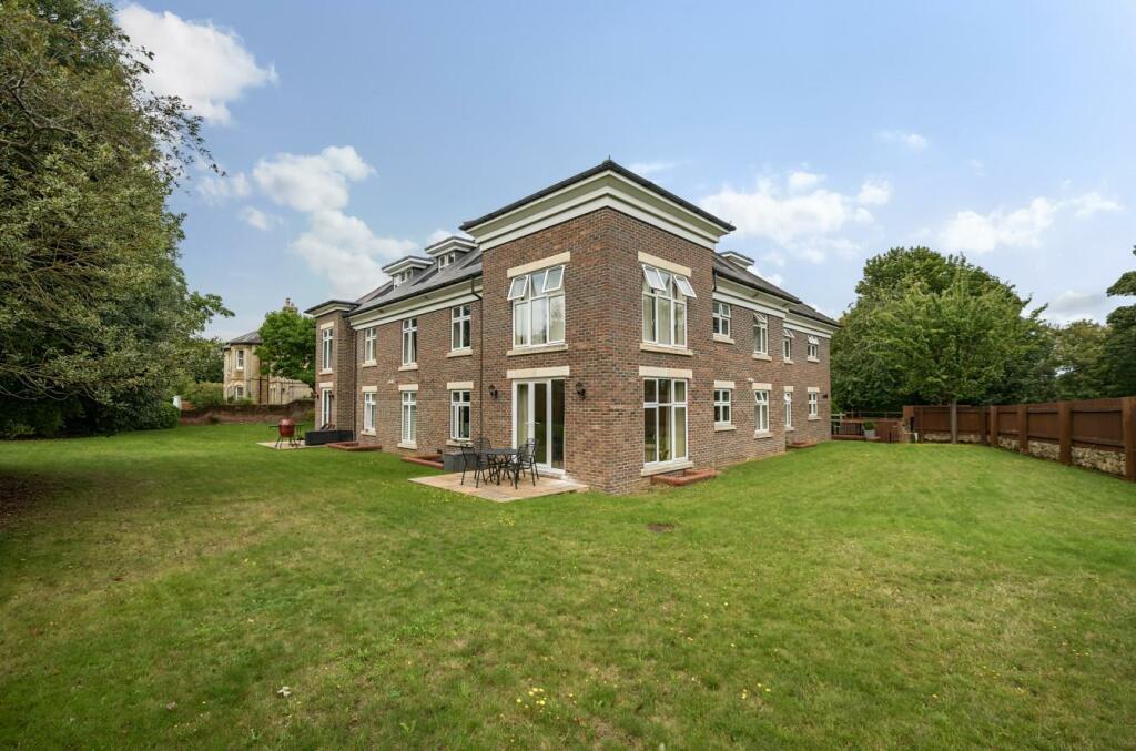 2 bedroom flat for sale in Cross Lanes, Guildford, GU1
