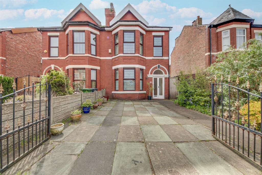 3 bedroom semidetached house for sale in Southbank Road, Southport, PR8