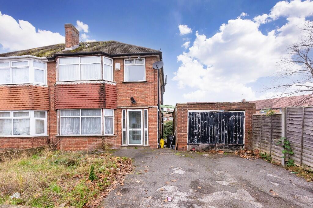 3 bedroom semidetached house for sale in Berwick Avenue, Hayes