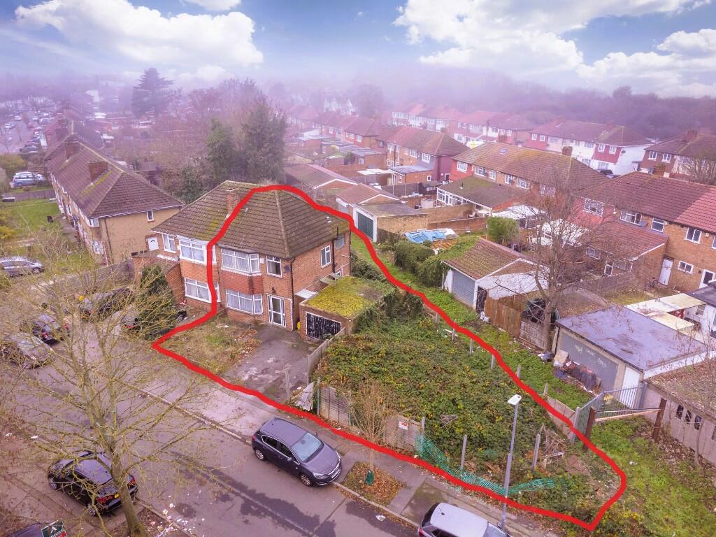 3 bedroom semidetached house for sale in Berwick Avenue, Hayes