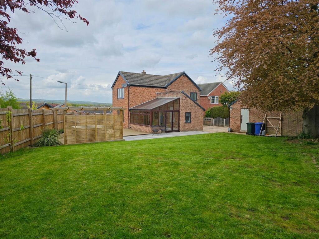 4 bedroom detached house for sale in Ainsdale Road, Royston, Barnsley