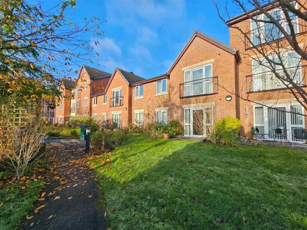 2 bedroom ground floor flat for sale in Doles Avenue, Royston, Barnsley
