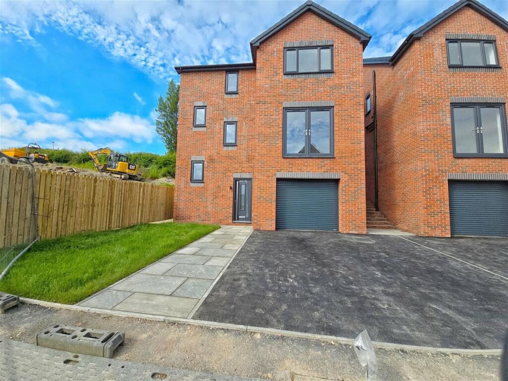 4 bedroom detached house for sale in Hawshaw Bank, Hoyland, Barnsley