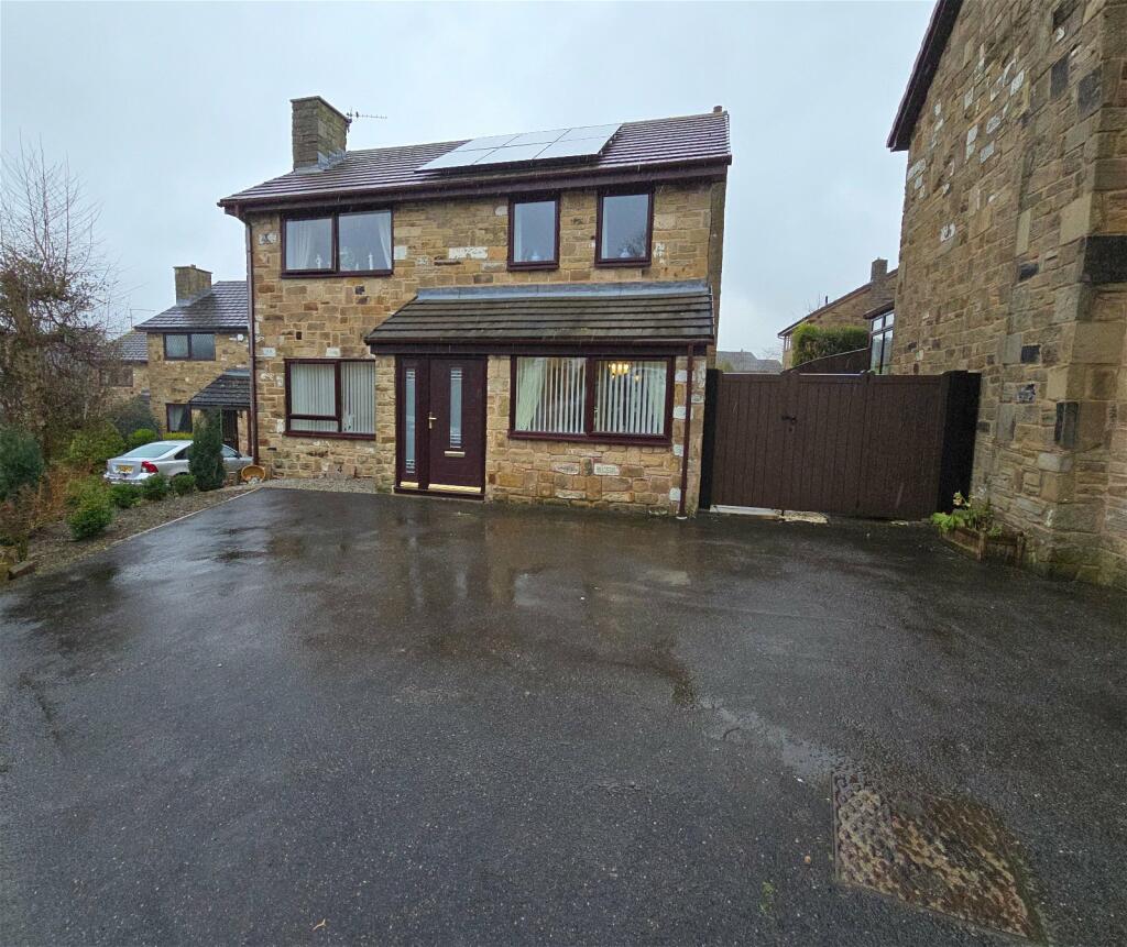 4 bedroom detached house for sale in Alston Close, Silkstone, Barnsley