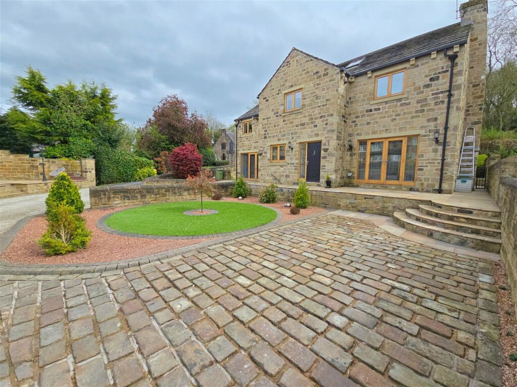 4 bedroom detached house for sale in Barnsley Road, Newmillerdam