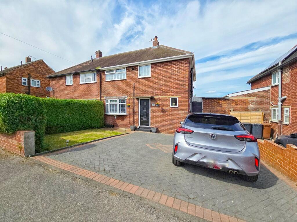 3 bedroom semidetached house for sale in Windsor Avenue, Darton