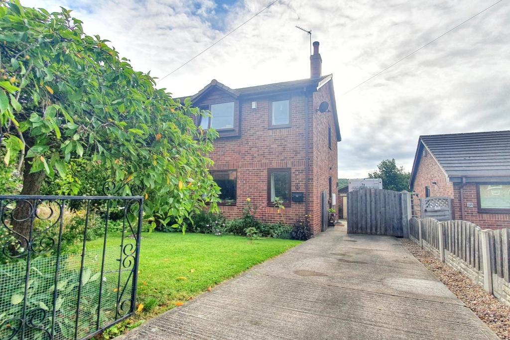 3 bedroom semidetached house for sale in Manor Park,Silkstone,Barnsley