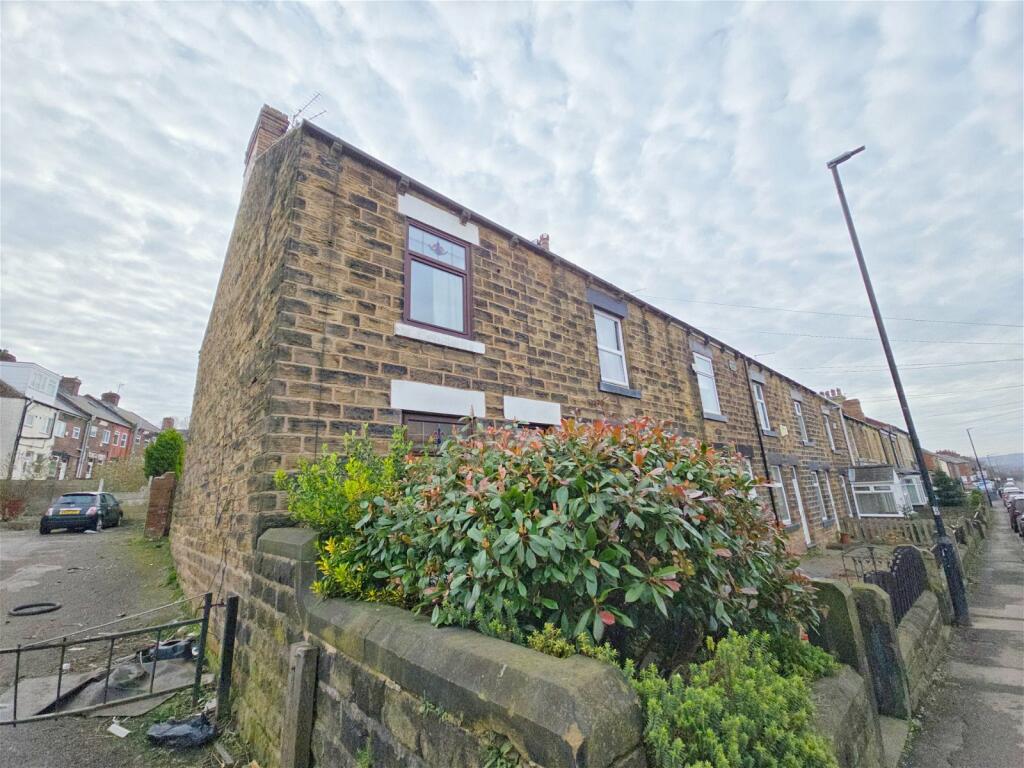 3 bedroom end of terrace house for sale in Barnsley Road, Cudworth