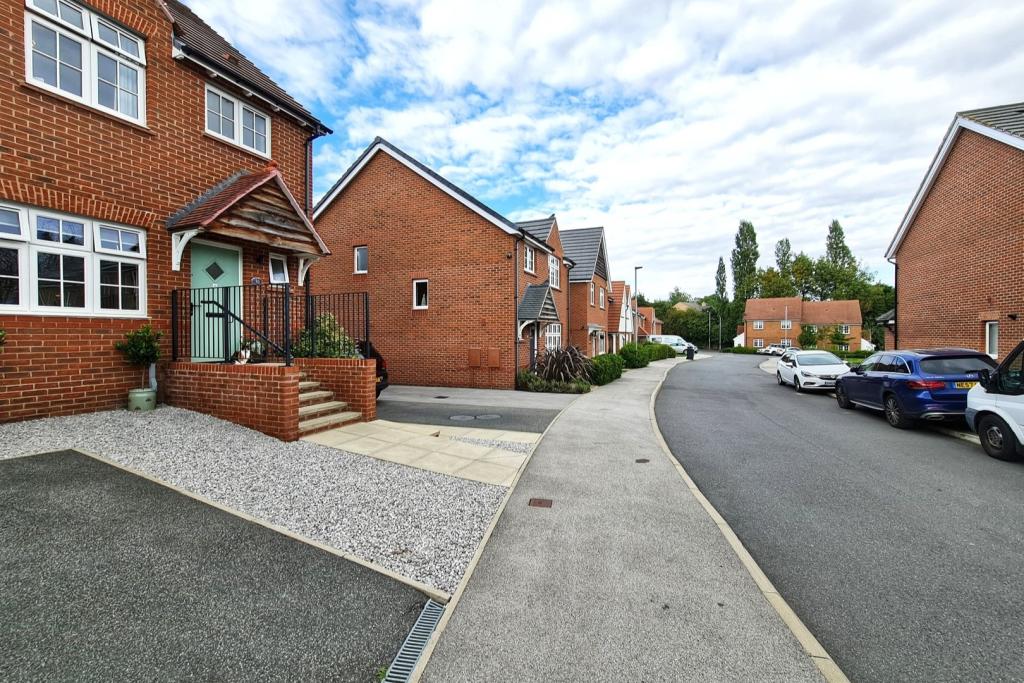 3 bedroom town house for sale in Middleton Grove,Dodworth,Barnsley,S75