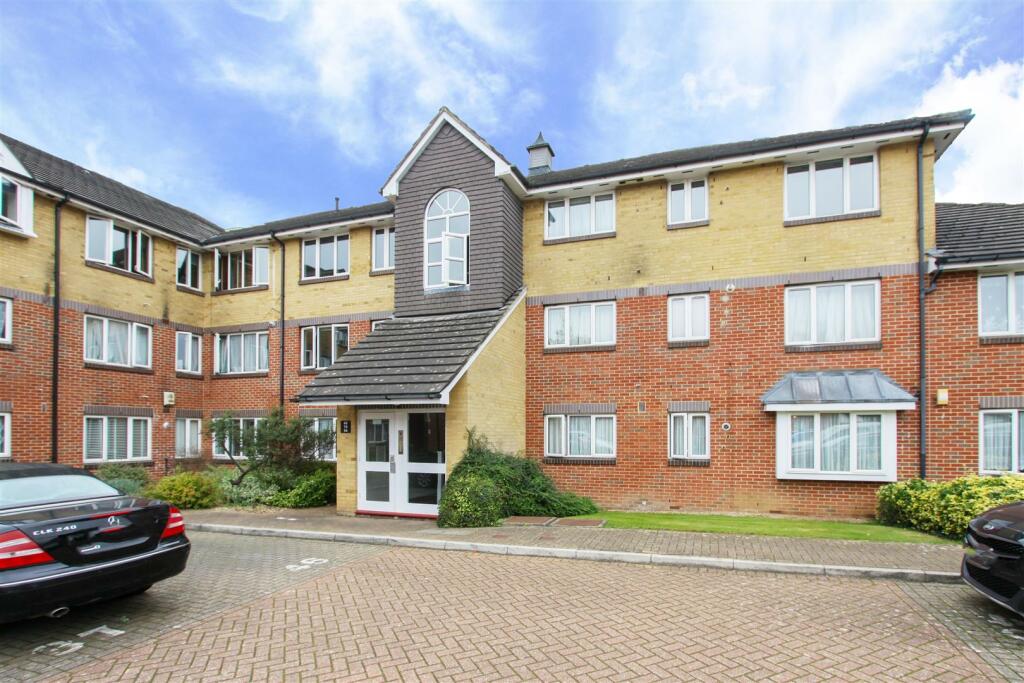 2 bedroom apartment for sale in Uxbridge Road, Pinner, HA5